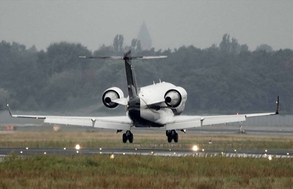 Máy bay chở thủ lĩnh đối lập Nga đã hạ cánh ở Berlin, Đức sáng 22.8. Ảnh: AP.