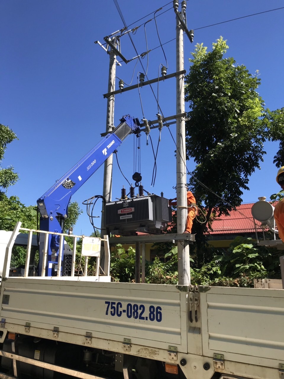 Thực hiện việc nâng công suất TBA cấp điện cho Nhà máy sản xuất thiết bị, khẩu trang y tế Kim Sora. Ảnh: PC Thừa Thiên Huế.