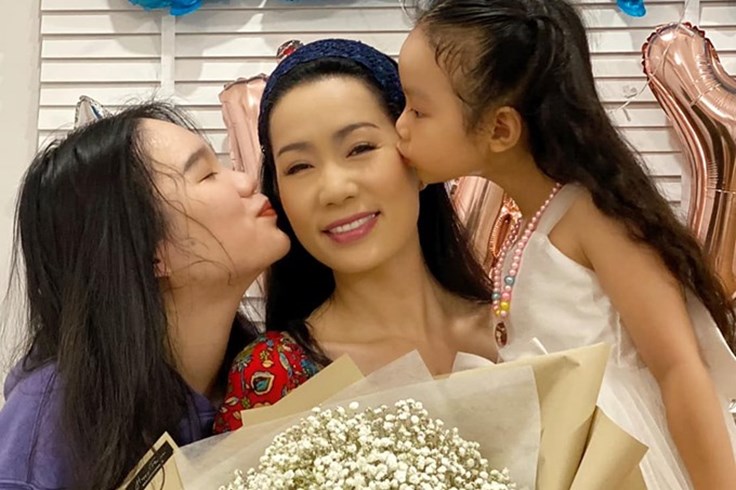 NSƯT Trịnh Kim Chi mừng tuổi 48 bên chồng con NSƯT Trịnh Kim Chi mừng tuổi 48 bên chồng con