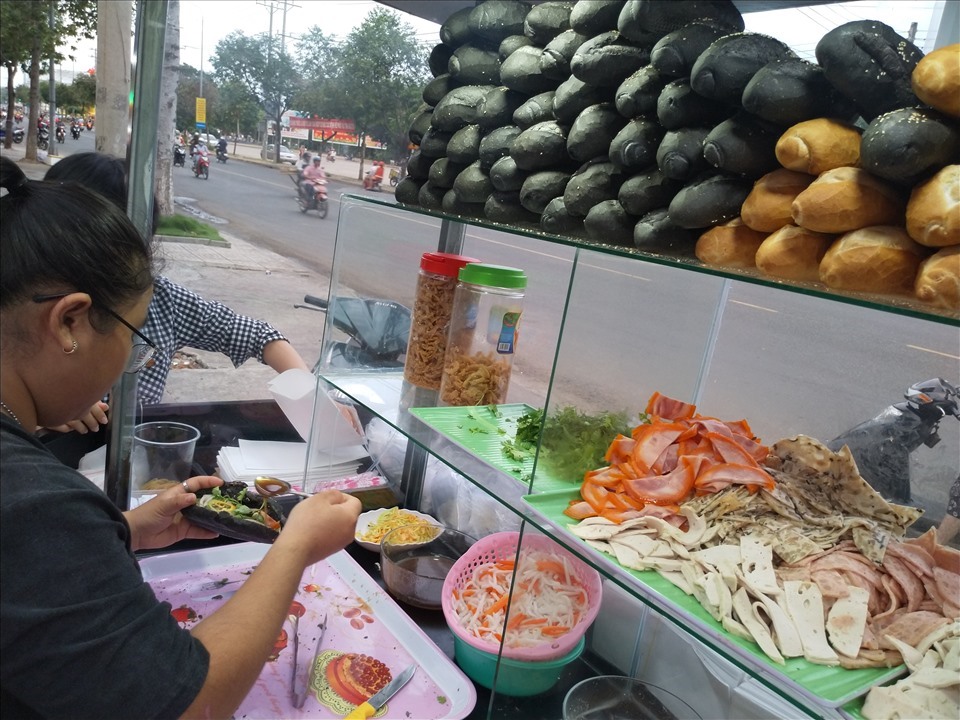 Chị T., chủ tiệm bánh mì, cho biết, chị bán bánh mì đã lâu, đến một hôm chợt nảy ra ý tưởng làm bánh mì than tre và thật không ngờ nó được thực khách đặc biệt thích thú. Ảnh: K.Q