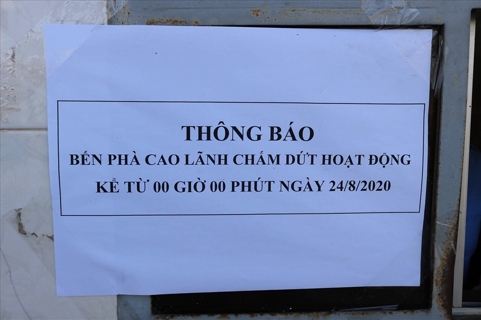 Thông báo dừng hoạt động bến phà Cao Lãnh được dán tại khu vực bán vé. Ảnh: NT