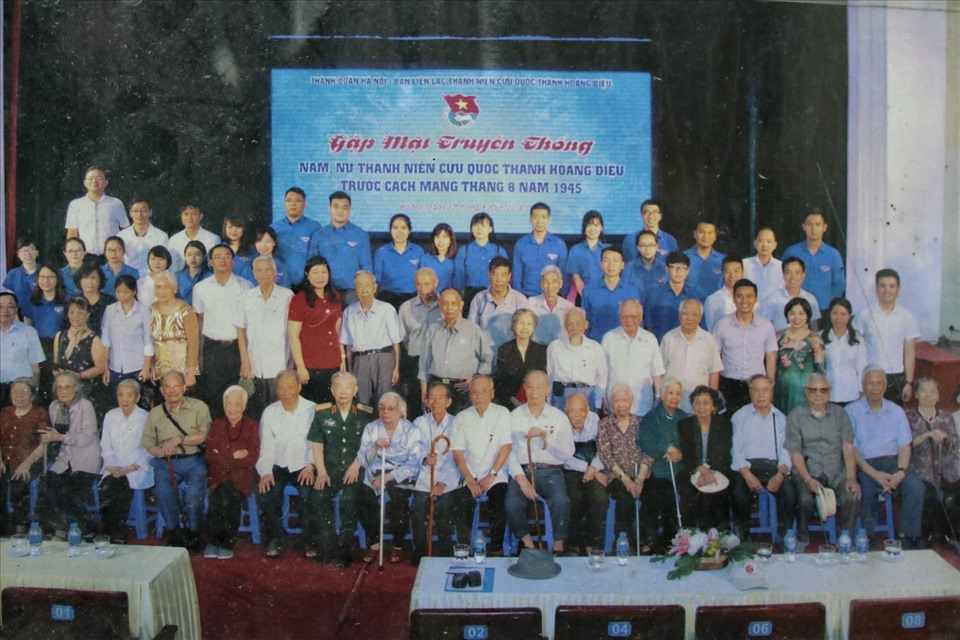Bức ảnh chụp các Cựu thanh niên cứu quốc Thành Hoàng Diệu có nhiều đóng góp trong Cách mạng Tháng Tám năm 1945 mà ông Nội rất trân trọng. Ảnh: Lan Nhi