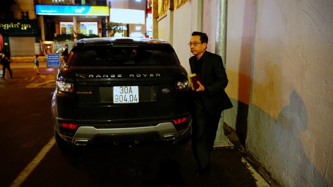 Range Rover Evoque của NSND Hoàng Dũng. Ảnh: Cắt từ clip