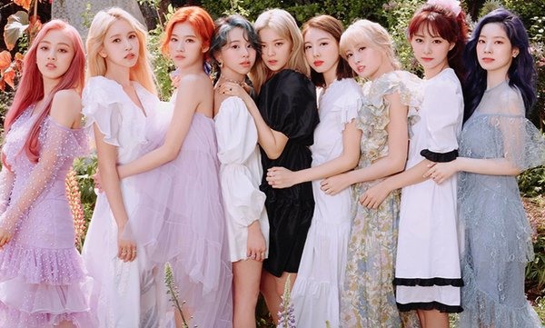 TWICE. Ảnh: Poster