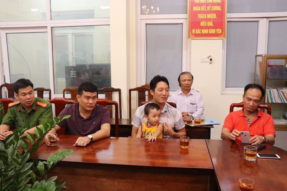 Công an tỉnh Bắc Ninh bàn giao cháu bé cho gia đình. Ảnh: Hà Phương