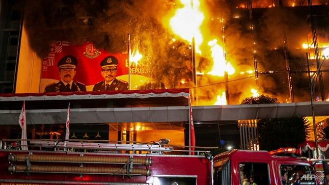Vụ cháy lớn diễn ra tại văn phòng Tổng chưởng lý Indonesia ở thủ đô Jakarta tối 22.8. Ảnh: AFP