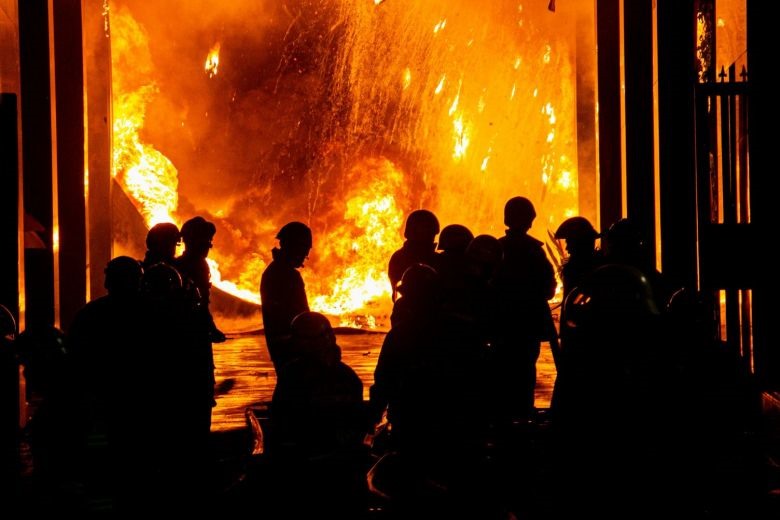 Hơn 100 lính cứu hỏa đã được huy động trong nỗ lực dập lửa. Ảnh: AFP