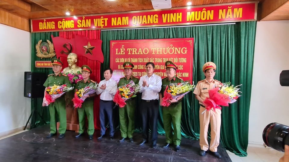 Bí thư Thành ủy Bắc Ninh Tạ Đăng Đoan trao thưởng cho lực lượng công an tham gia vụ án. Ảnh: Phạm Đông