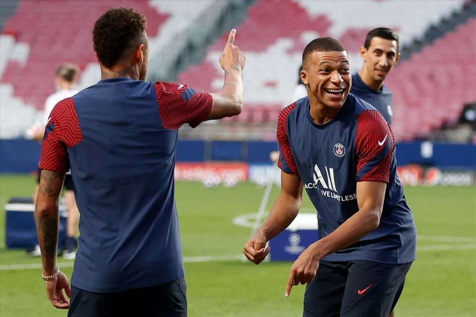 Mbappe cùng Neymar là cặp tấn công lợi hại của PSG. Cả hai đều có kỹ năng điêu luyện, tốc độ tốt. Ảnh: UEFA.