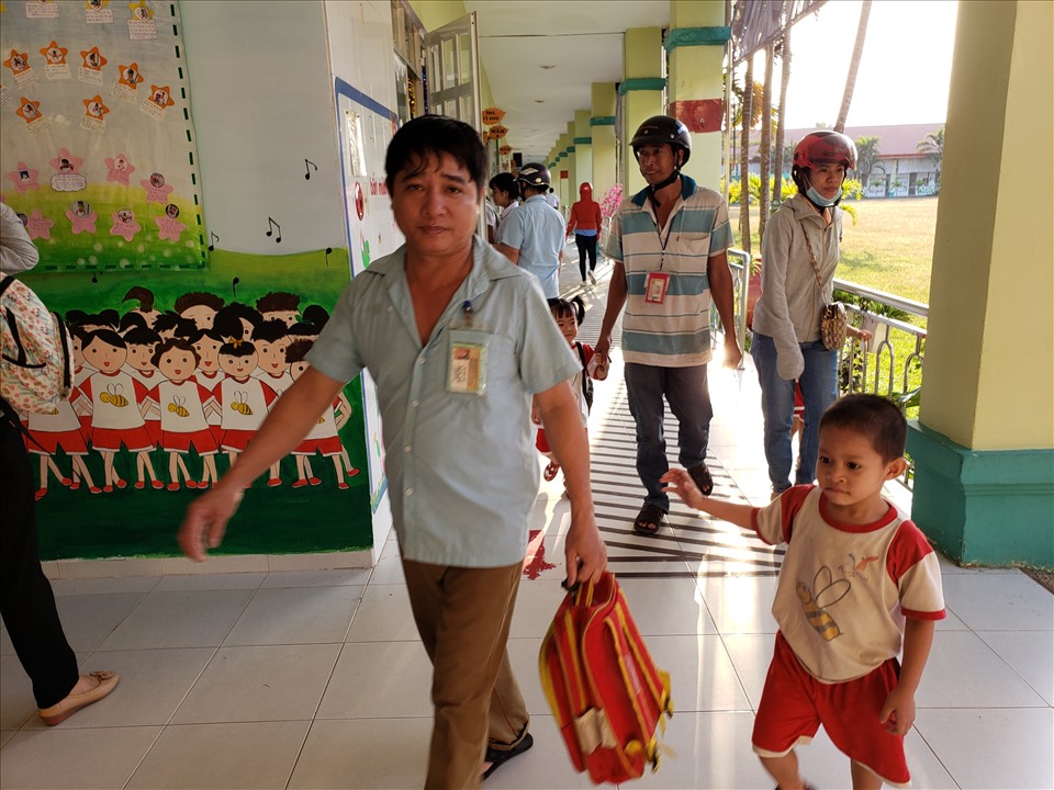Bên cạnh đó, con công nhân đi học mẫu giáo thì gửi tại trường của Tập đoàn ở ngay cạnh ký túc xá, chỗ làm việc của các gia đình công nhân cũng gần bên nên rất tiện trong việc đi làm cũng như đưa đón con công nhân. Ảnh: Hà Anh Chiến