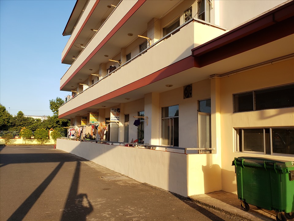 Từ năm 2007, Tập đoàn Phong Thái đã xây dựng khu Ký túc xá Đông Phương có tổng số vốn ban đầu lên cả chục triệu USD, dành riêng cho công nhân của tập đoàn, với tổng diện tích trên 60.000m2, bao gồm 3 block nhà 4 tầng với 608 phòng, đủ sức chứa cho khoảng 3.000 người. Ảnh: Hà Anh Chiến