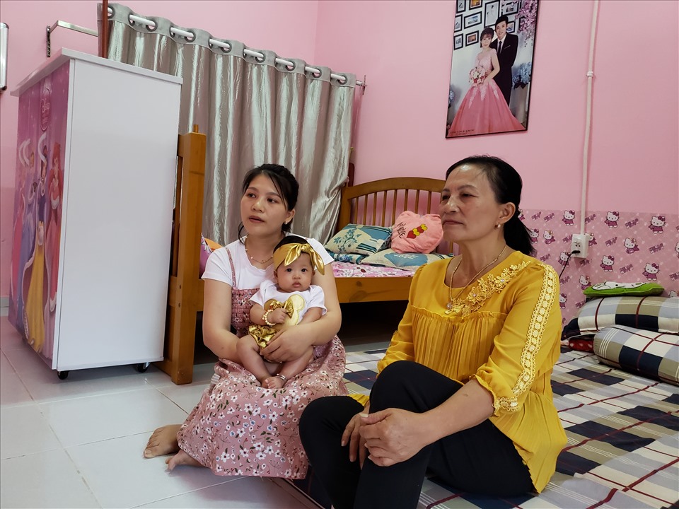 Chị Trần Thị Lan, quê ở Hà Tĩnh, đang làm việc tại Công ty giày Việt Vinh (Tập đoàn Phong Thái) cho biết, gia đình chị gồm hai vợ chồng và một đứa con 3 tuổi sống trong ký túc xá đã được 8 năm nay. “Trước đây, gia đình thuê trọ ở ngoài và rất chật vật vì giá thuê trọ lên hằng năm. Tiền phòng cùng chi phí điện, nước… khoảng gần 1,5 triệu đồng/tháng. Từ khi được vào sống tại ký túc xá, vợ chồng tôi rất yên tâm vì chỉ phải đóng vài trăm ngàn đồng/tháng và sống ở đây rất an toàn. Bên cạnh đó, con nhỏ đi học mẫu giáo thì gửi tại trường của Tập đoàn ở ngay cạnh ký túc xá, chỗ làm việc của hai vợ chồng cũng gần nên rất tiện trong việc đi làm cũng như đưa đón cháu”, chị Lan nói. (Một gia đình công nhân trong khu ký túc xá). Ảnh: Hà Anh Chiến