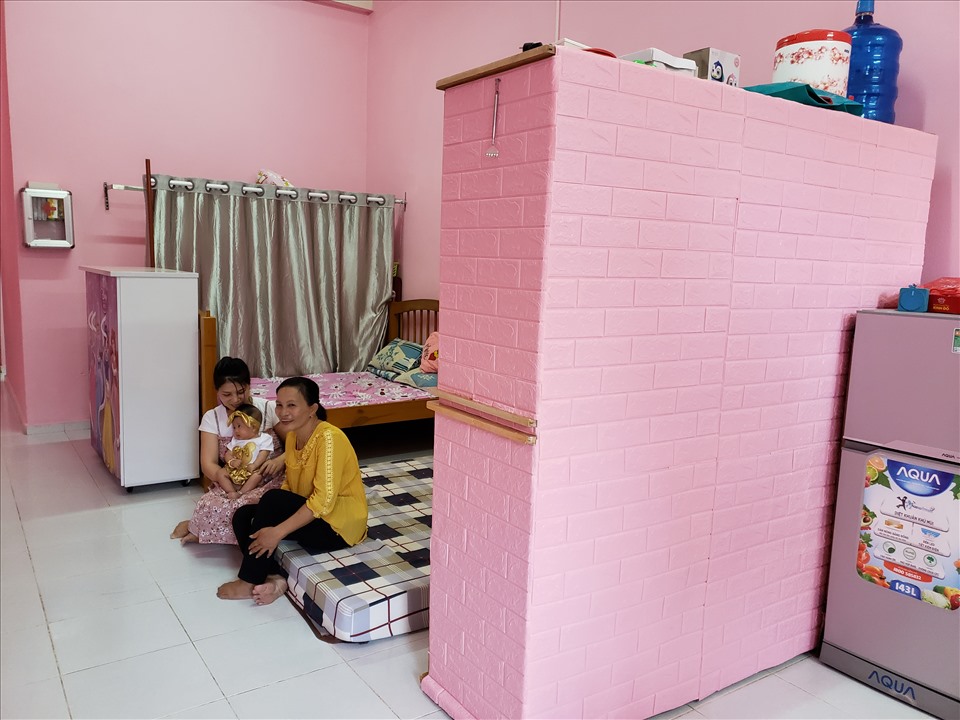 Ký túc xá có hai khu riêng dành cho lao động độc thân và lao động đã có gia đình. Bình quân, mỗi phòng có diện tích khoảng 60m2 dành cho 6 công nhân độc thân hoặc một hộ gia đình công nhân và chỉ thu 480.000 đồng/phòng/tháng để chi trả tiền điện, nước. Như vậy, mỗi công nhân nếu ở phòng 6 người thì chỉ phải trả 80.000 đồng/tháng tiền phòng trọ. Ảnh: Hà Anh Chiến