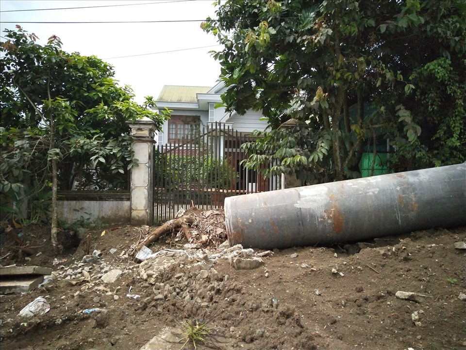 Lấp luôn lối vào nhà dân. Ảnh TT