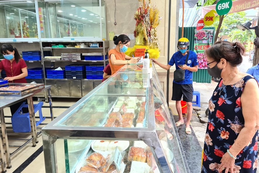 Mới đầu vụ nên thị trường bánh trung thu chưa thật nhộn nhịp. Tại hiệu bánh trung thu Bảo Phương chưa xuất hiện cảnh rồng rắn xếp hàng. Ảnh: Vũ Long (chụp chiều 23.8)