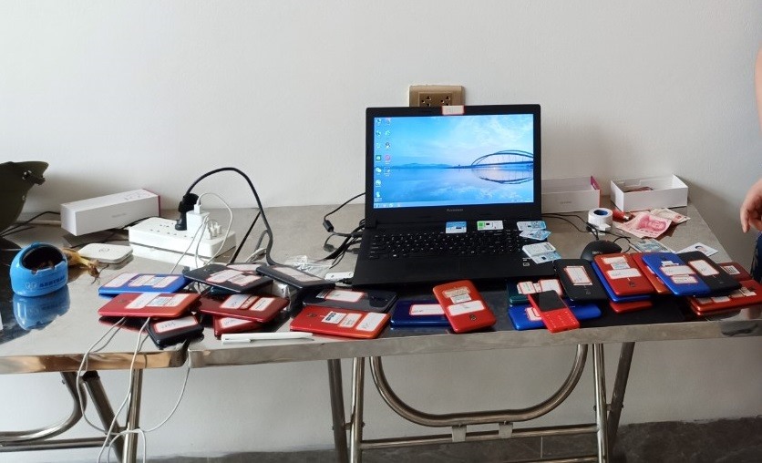 Máy tính, thẻ ngân hàng, sim điện thoại và bộ phát wifi cùng một số đồ vật liên quan phụ vụ đường dây đánh bạc qua mạng của các đối tượng người Trung Quốc bị Công an TP. Móng Cái (Quảng Ninh) thu giư. Ảnh: CAQN