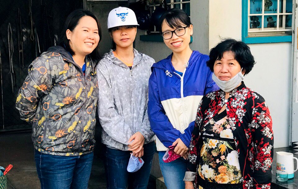 Cô Thơ (ngoài cùng bên trái) đi trao quà cùng với các em học sinh. Ảnh: NVCC