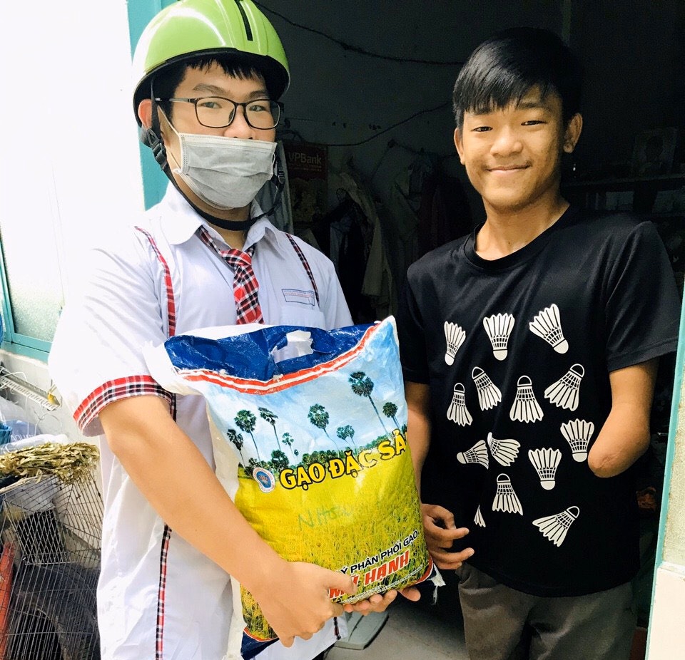 Các em học sinh tặng gạo cho những trường hợp khó khăn. Ảnh: NVCC