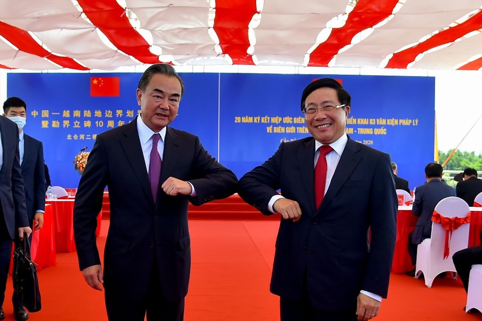 Phó Thủ tướng, Bộ trưởng Ngoại giao Phạm Bình Minh và Ủy viên Quốc vụ, Bộ trưởng Ngoại giao Trung Quốc Vương Nghị đồng chủ trì hoạt động kỷ niệm 20 năm ký Hiệp ước Biên giới và 10 năm triển khai văn kiện pháp lý về biên giới trên đất liền Việt Nam - Trung Quốc. Ảnh: Bộ Ngoại giao