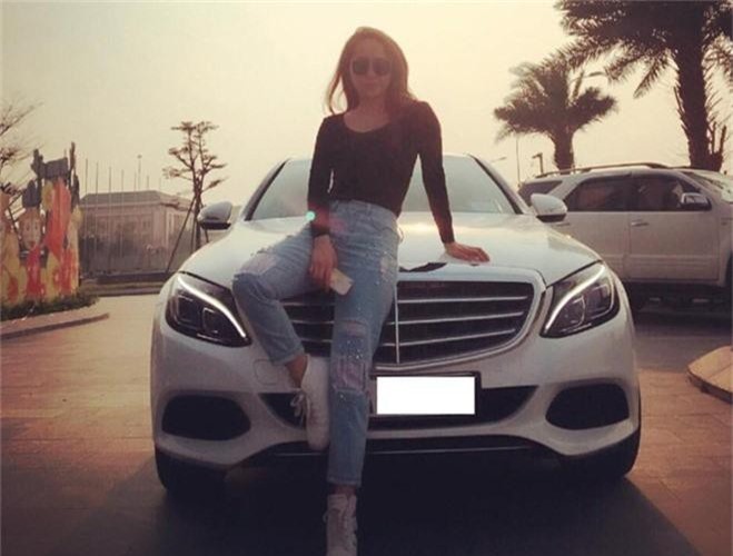 Mercedes-Benz C250 Exclusive của Quỳnh Nga. Ảnh: NSCC