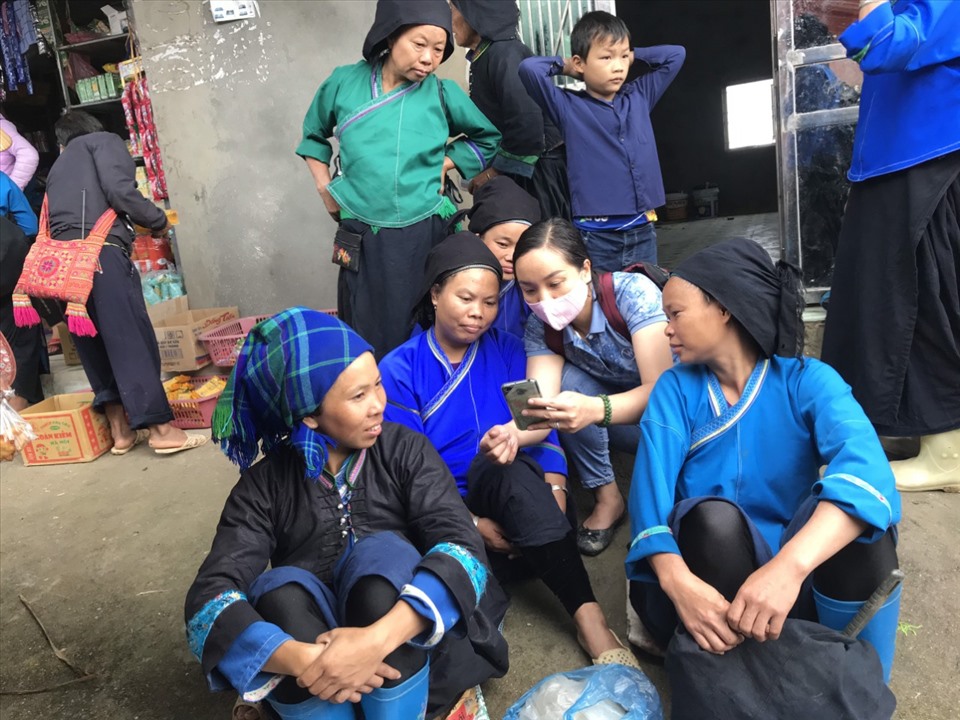 Tuyên truyền cài đặt ứng dụng Bluezone tại Hà Giang. Ảnh: Bộ Thông tin và Truyền thông.