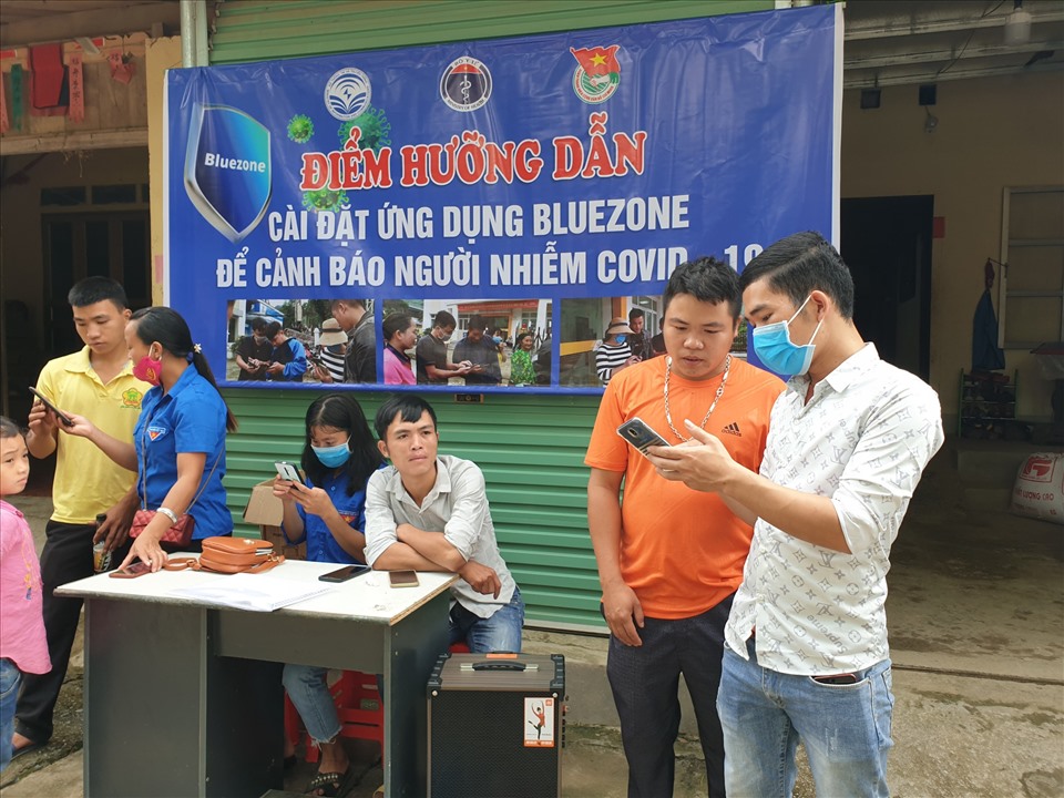 Một trong những điểm hướng dẫn cài đặt ứng dụng Bluezone tại Hà Giang. Ảnh: Bộ Thông tin và Truyền thông.