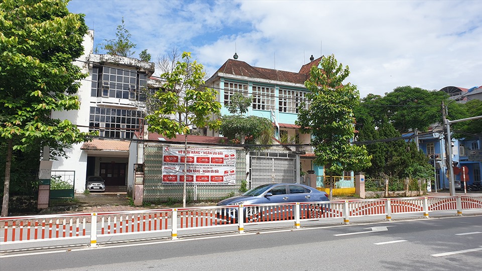 Trụ sở Hội Nông dân và Hội Phụ nữ tỉnh Lào Cai rộng gần 2.000 m2 được bán với giá 34.3 tỉ đồng từ năm 2016 và sau đó bỏ hoang.