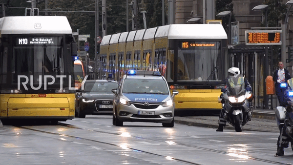 Đoàn xe hộ tống Alexei Navalny đến bệnh viện ở Berlin, Đức, ngày 22.8. Ảnh: Reuters