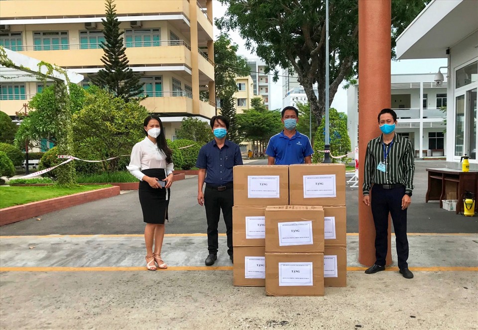 LĐLĐ Đà Nẵng trao quà đến Khu cách ly tập trung Học viện Chính trị khu vực III. Ảnh: Thanh Hùng