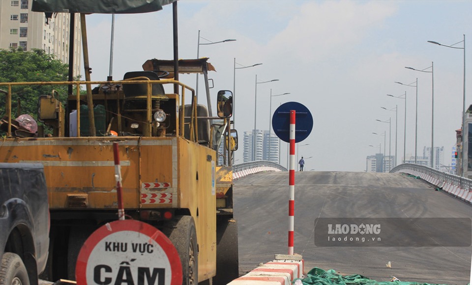 Sau gần một năm kể từ ngày khởi công (ngày 8.10.2019), đến nay cầu vượt Hoàng Quốc Việt - Nguyễn Văn Huyên đang dần hoàn thiện.