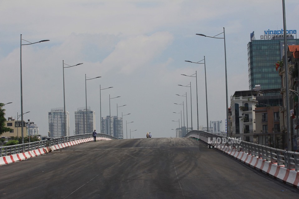 Hệ thống chiếu sáng, cây xanh cũng đang được gấp rút hoàn thiện.