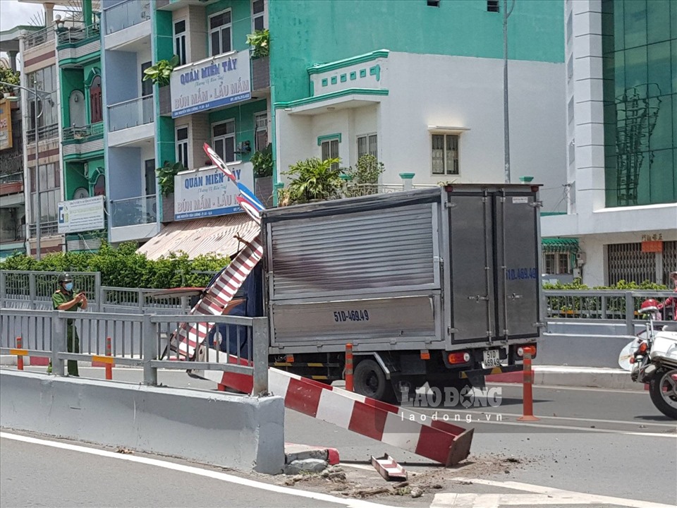 Sau cú va chạm mạnh, chiếc xe tải kéo sập thanh giới hạn chiều cao trước hầm chui cầu Phạm Văn Chí (quận 6, TPHCM). Ảnh: HỮU HUY