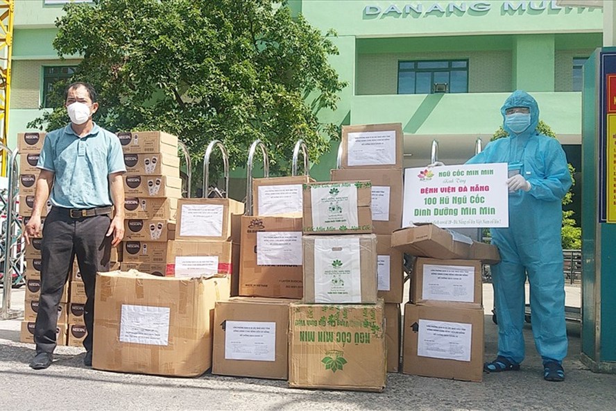 Quỹ Tấm lòng vàng Lao Động chuyển hàng, vật tư y tế hỗ trợ Bệnh viện Đà Nẵng.