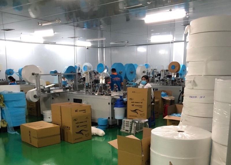 Dây chuyền sản xuất khẩu trang giả của Công ty Nam Anh. Ảnh: Tú Uyên