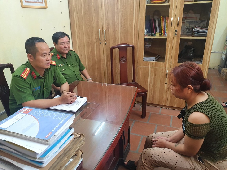 Cơ quan công an lấy lời khai của Nguyễn Thị Thu. Ảnh: Phạm Đông