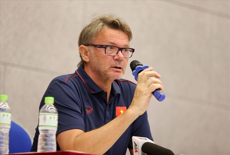 Huấn luyện viên Philippe Troussier ưu tiên chọn cầu thủ kỹ thuật. Ảnh: Hải Đăng