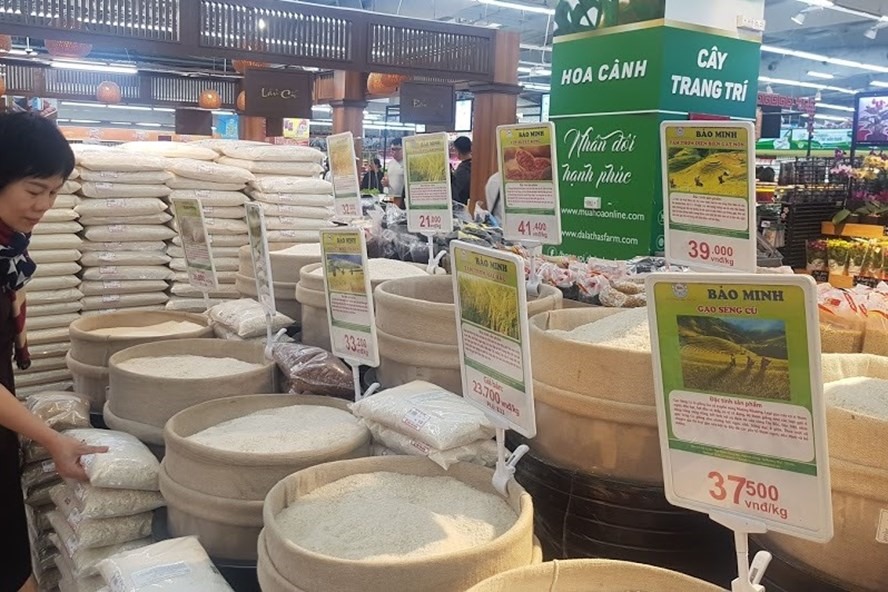 Hiện tại, giá gạo trong nước cũng ở mức cao, tăng 200-300 đồng so với tuần trước. Ảnh: Vũ Long