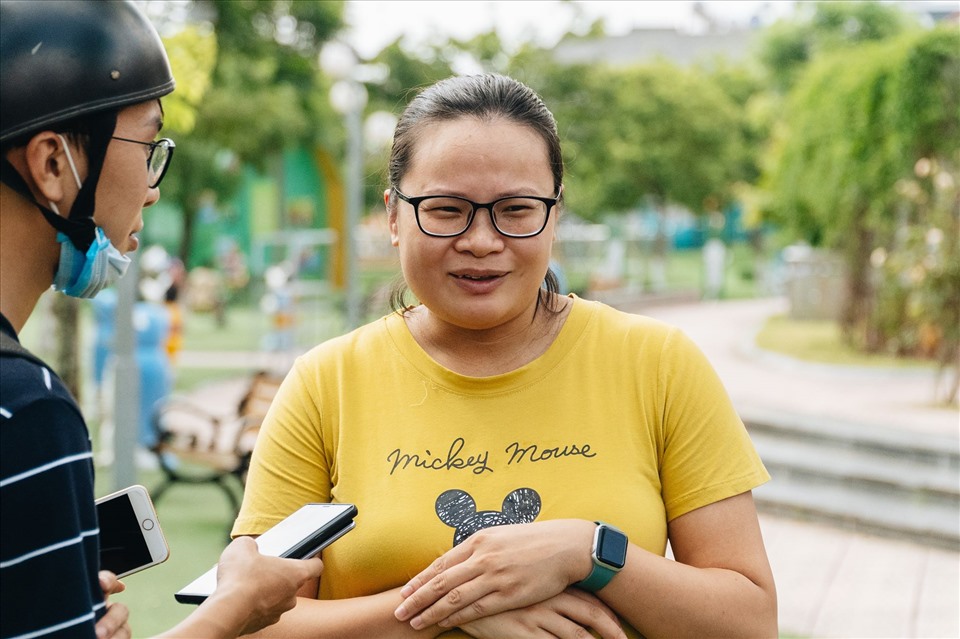 Chị Đoàn Lan Anh chia sẻ vụ việc với phóng viên. Ảnh Phạm Đông
