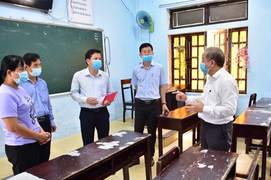 Chủ tịch UBND tỉnh Thừa Thiên Huế Phan Ngọc Thọ trong một lần kiểm tra công tác phòng chống dịch COVID-19 trước kỳ thi THPT Quốc gia 2020. Ảnh: thuathienhue.gov.vn.