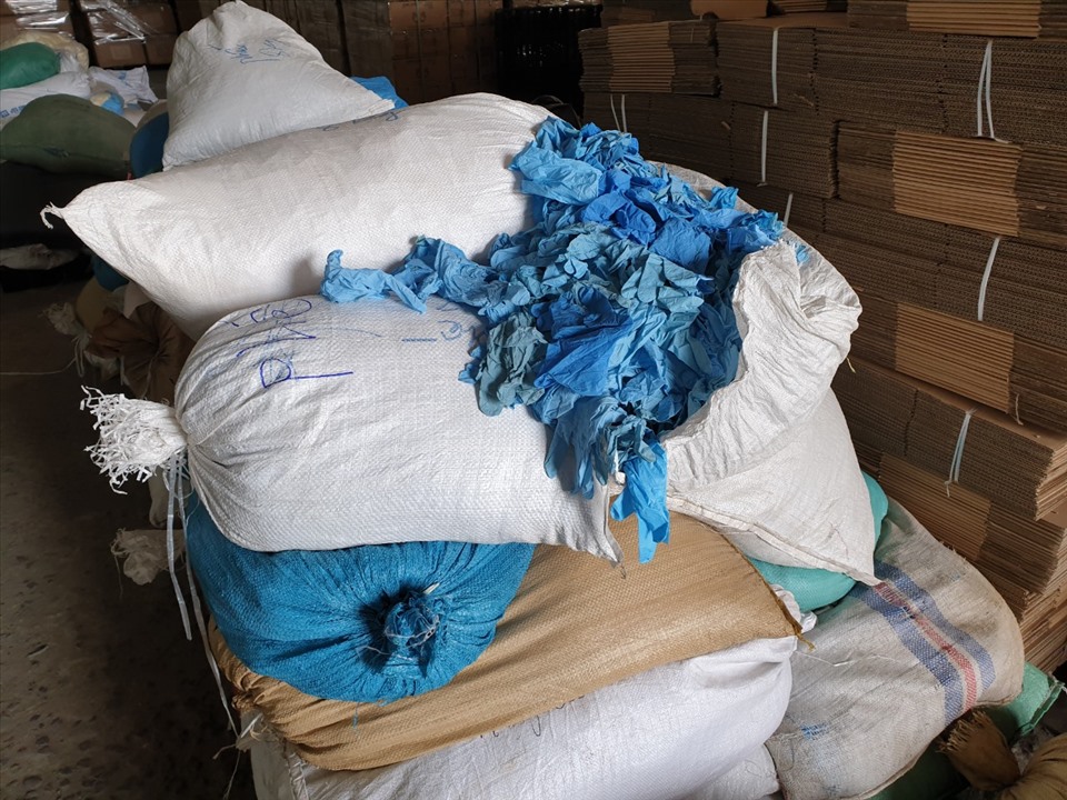 Cả triệu găng tay y tế đã qua sử dụng được phân loại tái chế để đem bán. Ảnh: Cơ quan chức năng cung cấp