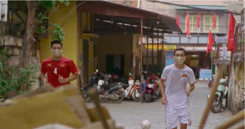 “Vững tin Việt Nam” gây ấn tượng bởi giai điệu trẻ trung, phần rap giàu ý nghĩa của Hà Lê và sự xuất hiện nhiều nhân vật nổi tiếng như hậu vệ Bùi Tiến Dũng. Ảnh: CMH.