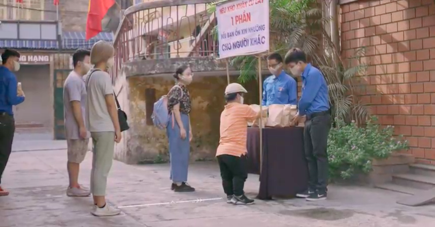 Những khung hình bình dị giúp lan toả những hành động ý nghĩa, sẻ chia yêu thương. Ảnh: CMH.