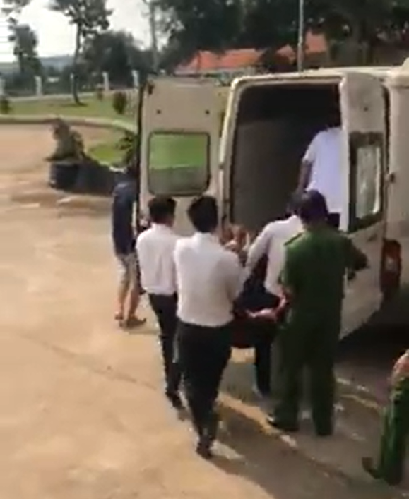 Hào được đưa đi cấp cứu. Ảnh: