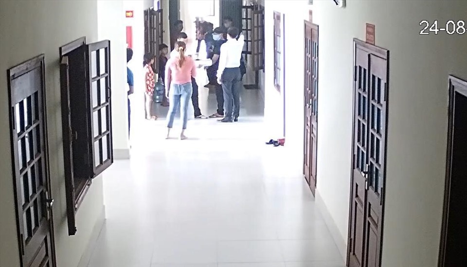 Hào cùng một nhóm người tập trung đến tòa án. Ảnh từ camera cơ quan chức năng cung cấp
