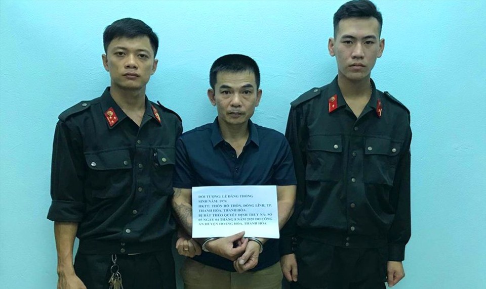 Đối tượng Thống ra đầu thú tại cơ quan công an. Ảnh: CATH