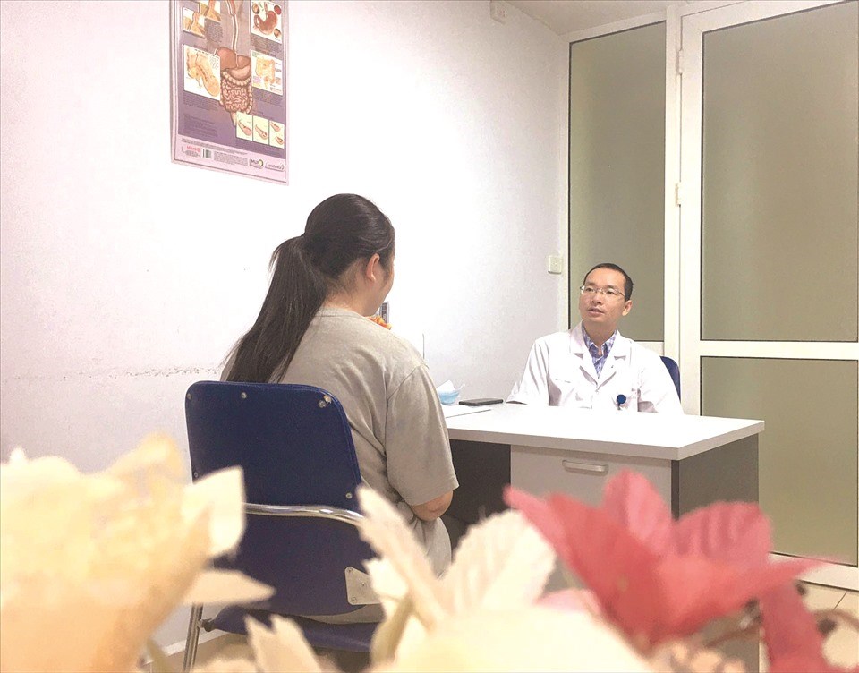 Bác sĩ tư vấn cho bệnh nhân trước khi phẫu thuật đặt vòng thắt dạ dày.. Bác sĩ tư vấn cho bệnh nhân trước khi phẫu thuật đặt vòng thắt dạ dày..