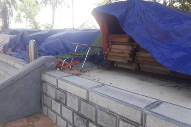 Đình Chợ Trổ hạ giải đã hơn 4 tháng nay ở Khu lưu niệm Nguyễn Du. Ảnh: TT.