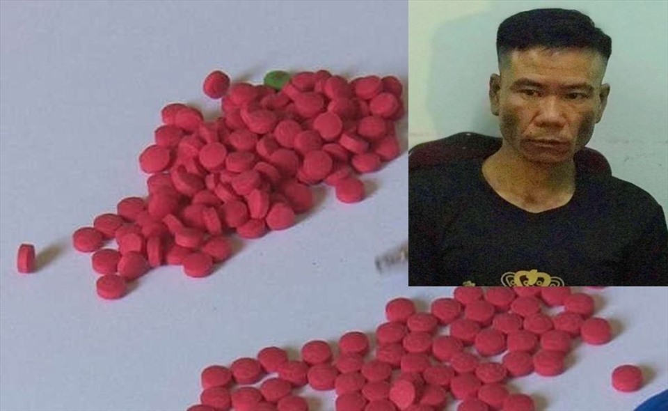 Đối tượng Tự cùng tang vật tại cơ quan điều tra. Ảnh: CATH
