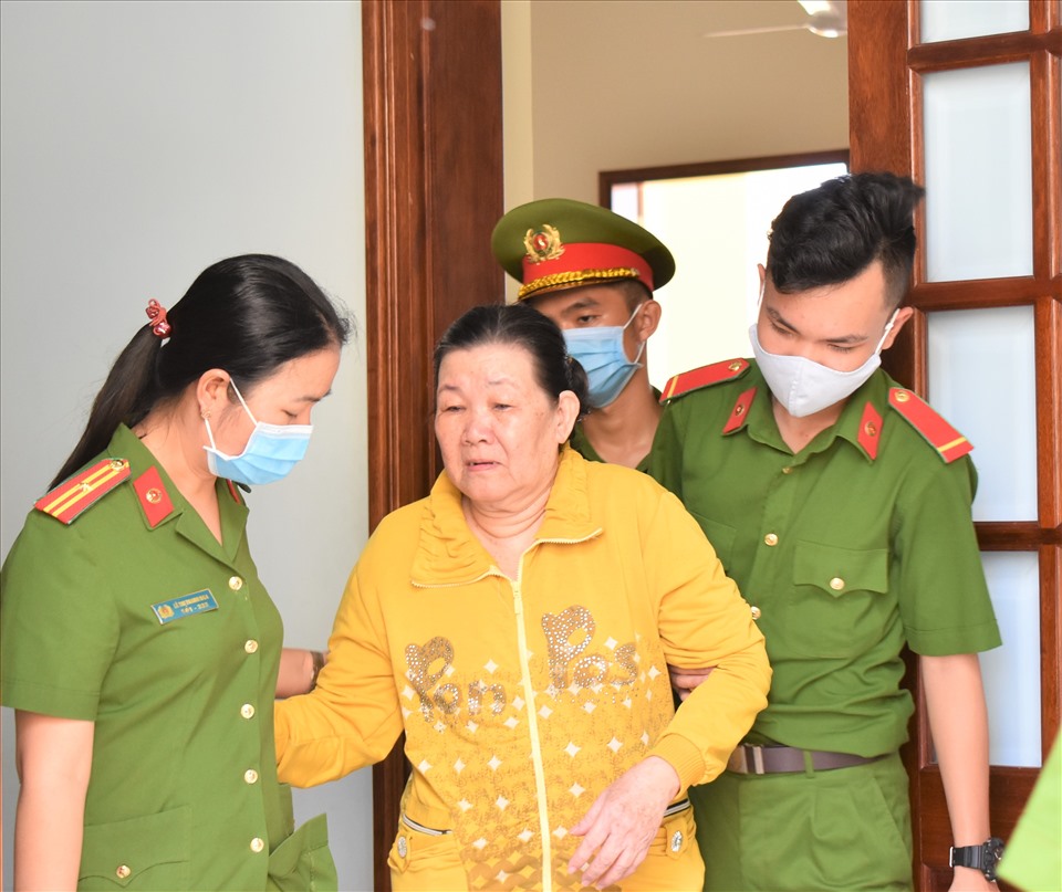 Bị cáo Trương Thị Lẹ bị Tòa án nhân dân TP.Cần Thơ tuyên phạt 12 năm tù về tội lừa đảo chiếm đoạt tài sản. Trong ảnh bị cáo Lẹ bị dẫn giải để chấp hành án. Ảnh: Thành Nhân