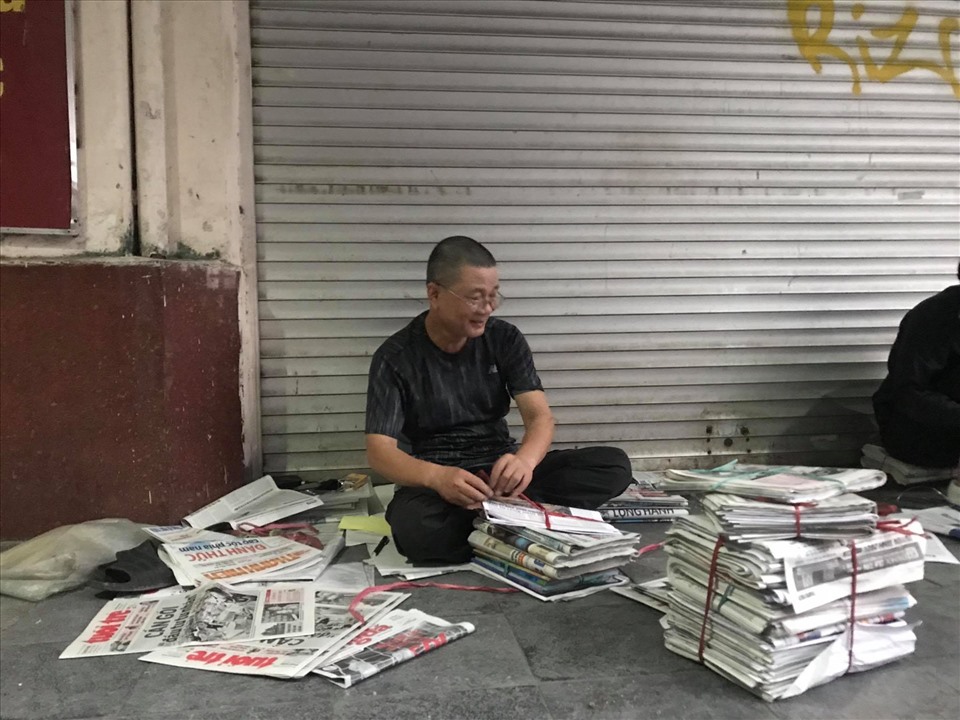 Báo giấy không phải là sự lựa chọn tối ưu nhất hiện nay khi công nghệ càng ngày càng phát triển, nhưng không ai có thể phủ nhận sức sống riêng của những tờ báo giấy. Ảnh: Trang Vân